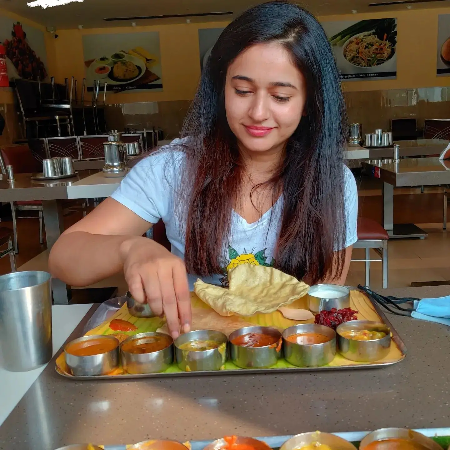 POONAM BAJWA MESMERIZING LOOKS BEAUTIFUL EATING FOOD 4